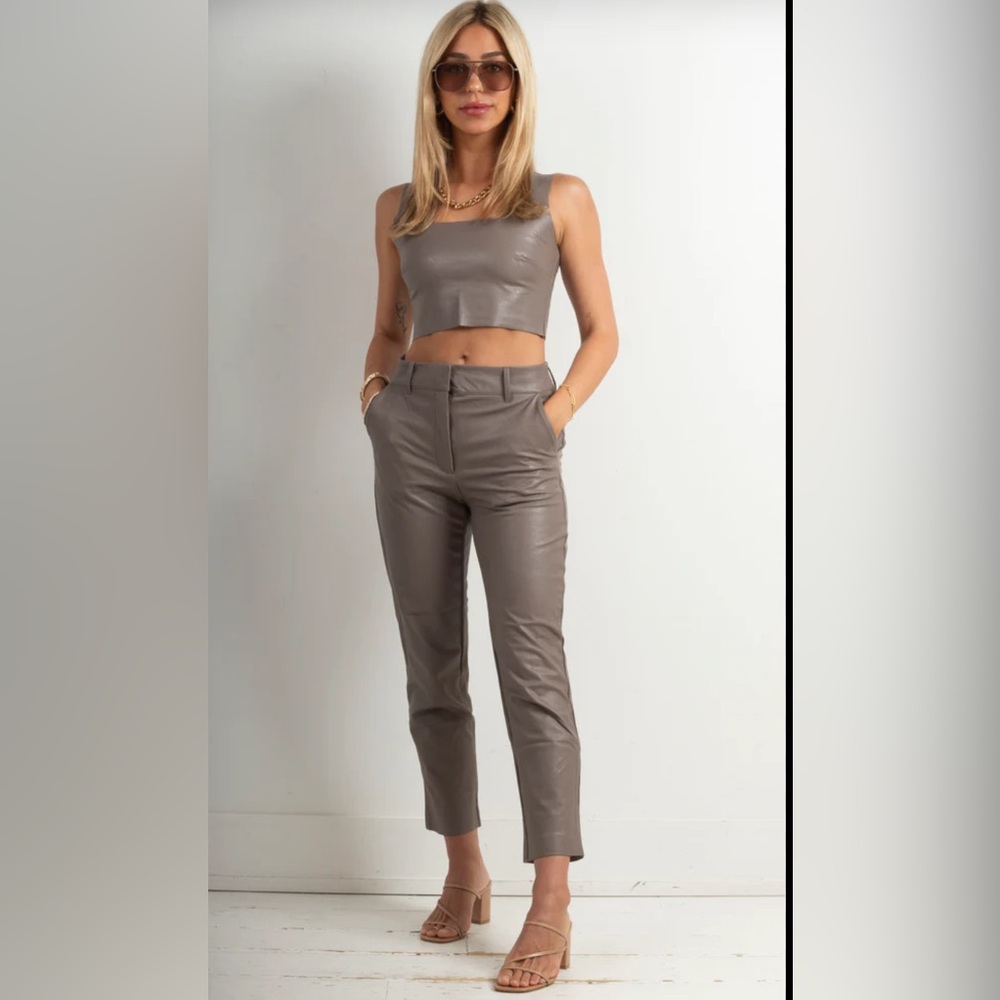 Commando women’s faux leather 7/8 trouser. Color Ash
NWT Size Large